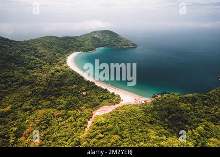 Big Island Ilha Grande Abraao Beach in Angra dos Reis, Rio de Janeiro, Brasilien Stockfoto