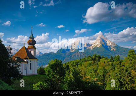 Maria-Gern-Kapelle im Berchtesgadener Land, im Hintergrund die Gebirgskette Watzmann (2713 m), Bayern, Deutschland Stockfoto