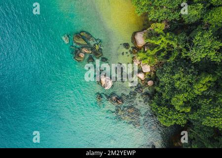 Big Island Ilha Grande Abraao Beach in Angra dos Reis, Rio de Janeiro, Brasilien Stockfoto