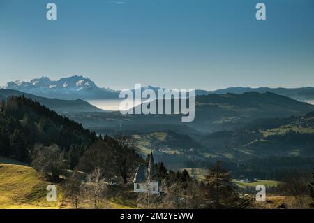 Blick vom Hochplateau Hagspiel im Allgaeu zum Gebirgszug der Saentis (2502 m) in der Schweiz, im Vordergrund der Bruder Klaus Stockfoto