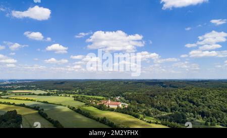 Das Kloster Oberschoenenfeld im Westlichen Waelder-Naturpark Augsburg, Swabia, Bayern, Deutschland, Eurpa aus der Vogelperspektive Stockfoto