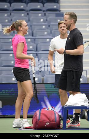 Belgische Elise Mertens, Coach und Partner von Mertens, Robbe Ceyssens, und Mertens Physical Coach Rob Brandsma, die am Freitag, den 23. August 2019, in Flushing Meadow, New York City, USA, in einem Training vor dem US Open Grand Slam-Tennisturnier gezeigt wurden. BELGA FOTO YORICK JANSENS Stockfoto