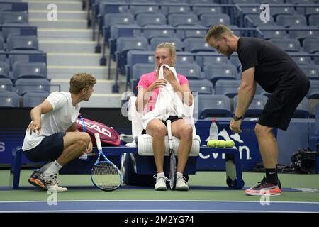 Mertens' Coach und Partner Robbe Ceyssens , belgische Elise Mertens und Mertens Physical Coach Rob Brandsma, die vor dem US Open Grand Slam Tennis Turnier in Flushing Meadow, New York City, USA, am Freitag, den 23. August 2019 in einem Training geübt wurden. BELGA FOTO YORICK JANSENS Stockfoto