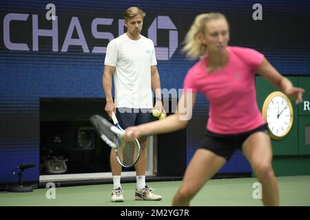 Mertens' Coach und Partner Robbe Ceyssens und belgische Elise Mertens wurden bei einem Training vor dem US Open Grand Slam Tennis Turnier am Freitag, den 23. August 2019 in Flushing Meadow, New York City, USA, vorgestellt. BELGA FOTO YORICK JANSENS Stockfoto