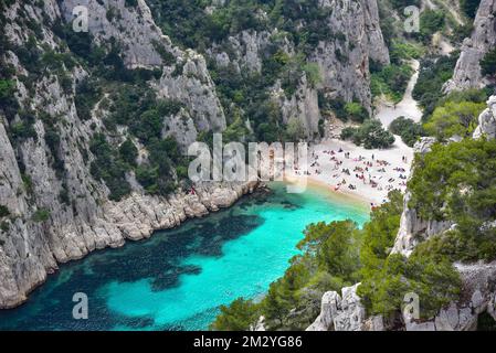 Badestrand in der Calanque d'en-Vau in der Nähe von Cassis an der Cote d'Azur in der Provence, Frankreich Stockfoto