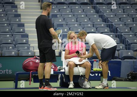 Mertens Physical Coach Rob Brandsma, belgische Elise Mertens und Mertens Coach und Partner Robbe Ceyssens, die vor dem US Open Grand Slam Tennis Turnier in Flushing Meadow, New York City, USA, am Freitag, den 23. August 2019 in einem Training geübt wurden. BELGA FOTO YORICK JANSENS Stockfoto