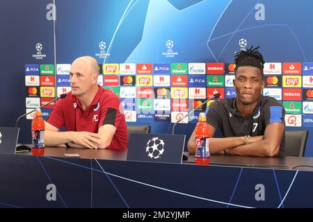 Der Cheftrainer von Club Brugge, Philippe Clement, und Simon Deli, der Club, wurden auf einer Pressekonferenz des belgischen Fußballteams Club Brugge, Dienstag, den 27. August 2019 in Brügge, in Vorbereitung des morgigen Rückspiels gegen den österreichischen Verein LASK Linz in den Play-offs der UEFA Champions League gezeigt. BELGA FOTO BRUNO FAHY Stockfoto