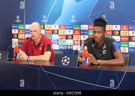 Der Cheftrainer von Club Brugge, Philippe Clement, und Simon Deli, der Club, wurden auf einer Pressekonferenz des belgischen Fußballteams Club Brugge, Dienstag, den 27. August 2019 in Brügge, in Vorbereitung des morgigen Rückspiels gegen den österreichischen Verein LASK Linz in den Play-offs der UEFA Champions League gezeigt. BELGA FOTO BRUNO FAHY Stockfoto