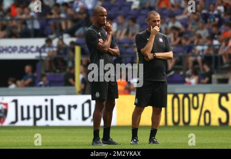 Vincent Kompany von Anderlecht und Simon Davies, Cheftrainer von Anderlecht, wurden während eines Trainings des belgischen Fußballvereins RSC Anderlecht am Mittwoch, den 28. August 2019 in Brüssel abgebildet. BELGA PHOTO VIRGINIE LEFOUR Stockfoto