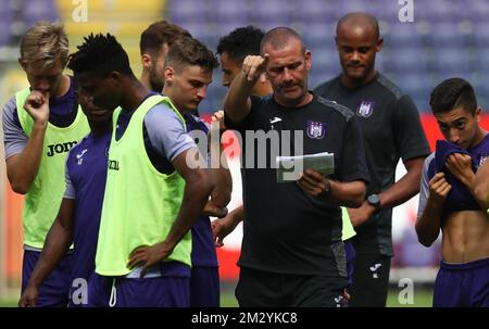 Anderlecht Cheftrainer Simon Davies Gesten während eines Trainings des belgischen Fußballvereins RSC Anderlecht, Mittwoch, den 28. August 2019 in Brüssel. BELGA PHOTO VIRGINIE LEFOUR Stockfoto