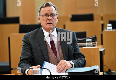Erfurt, Deutschland. 14.. Dezember 2022. Bodo Ramelow (die Linke), Ministerpräsident von Thüringen, sitzt im Plenarsaal des thüringischen staatsparlaments. Die Entscheidung über den Staatshaushalt 2023 wurde um eine Woche verschoben. Zur Verabschiedung des Haushaltsplans wird das parlament am 22. Dezember einberufen. Ursprünglich sollte der seit Wochen umstrittene Haushaltsplan, der Ausgaben in Höhe von 13 Milliarden Euro vorsieht, Ende dieser Woche beschlossen werden. Kredit: Martin Schutt/dpa/Alamy Live News Stockfoto