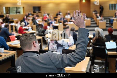 Erfurt, Germany. 14th Dec, 2022. Members of parliament vote in the plenary chamber of the Thuringian state parliament. The decision on the 2023 state budget has been postponed by a week. In order to pass the budget, the parliament will be convened on December 22. Originally, the budget, which has been controversial for weeks and provides for expenditures of 13 billion euros, was to be decided at the end of this week. Credit: Martin Schutt/dpa/Alamy Live News Stockfoto