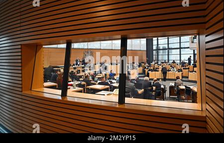 Erfurt, Deutschland. 14.. Dezember 2022. Die Abgeordneten des parlaments befinden sich im Plenarsaal des Thüringer landesparlaments. Die Entscheidung über den Staatshaushalt 2023 wurde um eine Woche verschoben. Zur Verabschiedung des Haushaltsplans wird das parlament am 22. Dezember einberufen. Ursprünglich sollte der seit Wochen umstrittene Haushaltsplan, der Ausgaben in Höhe von 13 Milliarden Euro vorsieht, Ende dieser Woche beschlossen werden. Kredit: Martin Schutt/dpa/Alamy Live News Stockfoto