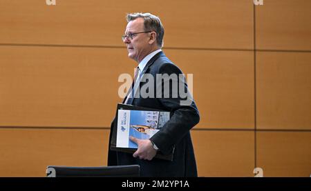 Erfurt, Deutschland. 14.. Dezember 2022. Bodo Ramelow (die Linke), Ministerpräsident von Thüringen, geht durch die Plenarhalle des thüringischen staatsparlaments. Die Entscheidung über den Staatshaushalt 2023 wurde um eine Woche verschoben. Zur Verabschiedung des Haushaltsplans wird das parlament am 22. Dezember einberufen. Ursprünglich sollte der seit Wochen umstrittene Haushaltsplan, der Ausgaben in Höhe von 13 Milliarden Euro vorsieht, Ende dieser Woche beschlossen werden. Kredit: Martin Schutt/dpa/Alamy Live News Stockfoto