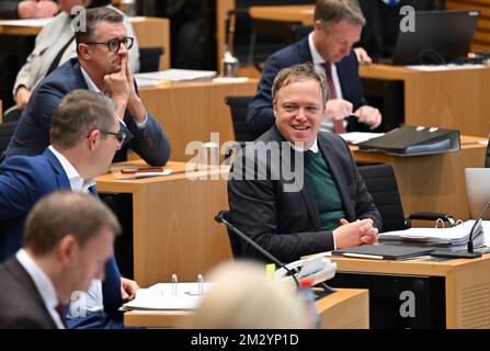 Erfurt, Deutschland. 14.. Dezember 2022. Mario Voigt (r), Vorsitzender der CDU-Fraktion, sitzt im Plenarsaal des thüringer staatsparlaments. Die Entscheidung über den Staatshaushalt 2023 wurde um eine Woche verschoben. Das Parlament wird am 22. Dezember zur Verabschiedung des Haushaltsplans einberufen. Ursprünglich sollte der seit Wochen umstrittene Haushaltsplan, der Ausgaben in Höhe von 13 Milliarden Euro vorsieht, Ende dieser Woche beschlossen werden. Kredit: Martin Schutt/dpa/Alamy Live News Stockfoto