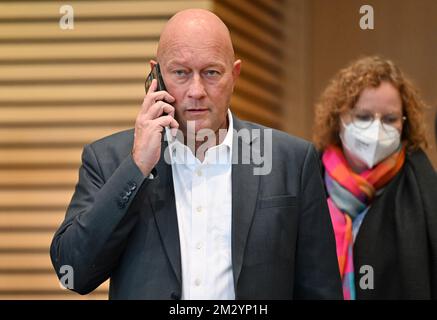 Erfurt, Deutschland. 14.. Dezember 2022. Thomas Kemmerich (FDP), ehemaliger Ministerpräsident von Thüringen, spricht im Plenarsaal des thüringischen staatsparlaments am Telefon. Die Entscheidung über den Staatshaushalt 2023 wurde um eine Woche verschoben. Zur Verabschiedung des Haushaltsplans wird das parlament am 22. Dezember einberufen. Ursprünglich sollte der seit Wochen umstrittene Haushaltsplan, der Ausgaben in Höhe von 13 Milliarden Euro vorsieht, Ende dieser Woche beschlossen werden. Kredit: Martin Schutt/dpa/Alamy Live News Stockfoto
