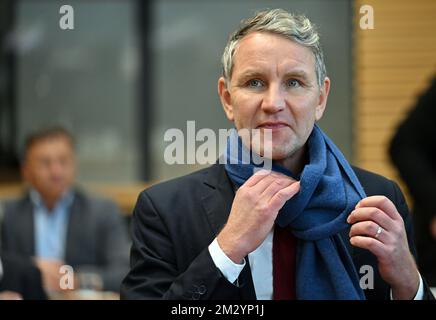 Erfurt, Deutschland. 14.. Dezember 2022. Björn Höcke, Vorsitzender der AfD-Fraktion, steht im Plenarsaal des Thüringer staatsparlaments. Die Entscheidung über den Staatshaushalt 2023 wurde um eine Woche verschoben. Zur Verabschiedung des Haushaltsplans wird das parlament am 22. Dezember einberufen. Ursprünglich sollte der seit Wochen umstrittene Haushaltsplan, der Ausgaben in Höhe von 13 Milliarden Euro vorsieht, Ende dieser Woche beschlossen werden. Kredit: Martin Schutt/dpa/Alamy Live News Stockfoto