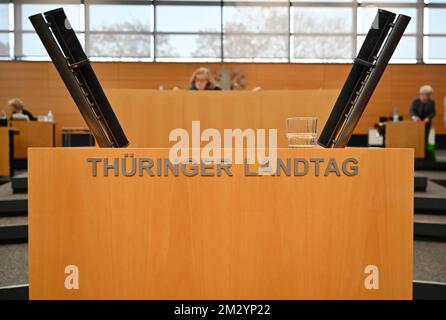 Erfurt, Deutschland. 14.. Dezember 2022. Das Rednerpult im Plenarsaal des Thüringer landesparlaments. Die Entscheidung über den Staatshaushalt 2023 wurde um eine Woche verschoben. Zur Verabschiedung des Haushaltsplans wird das parlament am 22. Dezember einberufen. Ursprünglich sollte der seit Wochen umstrittene Haushaltsplan, der Ausgaben in Höhe von 13 Milliarden Euro vorsieht, Ende dieser Woche beschlossen werden. Kredit: Martin Schutt/dpa/Alamy Live News Stockfoto