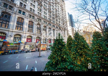 Food carts and Christmas trees in Zuccotti Park in Lower Manhattan in New York on Friday, December 9, 2022. (© Richard B. Levine) Stock Photo