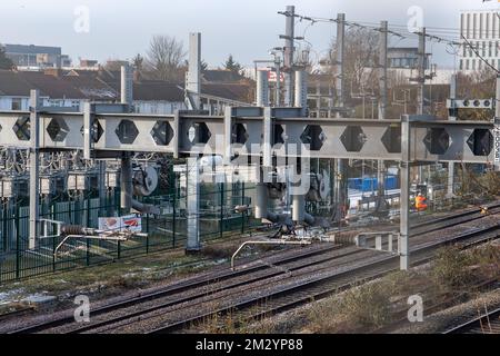 Slough, Berkshire, Großbritannien. 14.. Dezember 2022. Die elektrische Bahnlinie in Slough. Einige Bahnarbeiter streikten heute im Bahnhof Slough wegen der Bezahlung und der geplanten Schließung der Fahrkartenschalter. GWR-Züge und Elizabeth Line Züge verkehrten zwischen London und zurück, aber der Bahnhof war viel ruhiger als sonst, da viele Leute beschlossen, von zu Hause aus zu arbeiten. Kredit: Maureen McLean/Alamy Live News Stockfoto