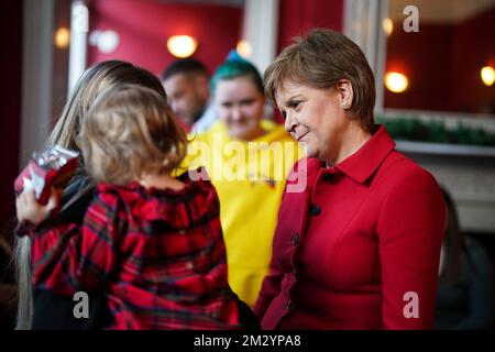 Nicola Sturgeon, erste Ministerin von Schottland, trifft Kinder, während sie mit erfahrenen jungen Menschen zu einer Weihnachtsvorstellung in Edinburgh im Lyceum Theatre in Edinburgh kommt. Bilddatum: Mittwoch, 14. Dezember 2022. Stockfoto