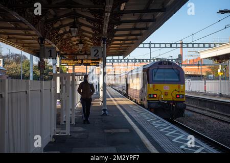 Slough, Berkshire, Großbritannien. 14.. Dezember 2022. Einige Bahnarbeiter streikten heute im Bahnhof Slough wegen der Bezahlung und der geplanten Schließung der Fahrkartenschalter. GWR-Züge und Elizabeth Line Züge verkehrten zwischen London und zurück, aber der Bahnhof war viel ruhiger als sonst, da viele Leute beschlossen, von zu Hause aus zu arbeiten. Die Angestellten standen vor dem Bahnhof in der eiskalten Kälte an einem anderen Tag unter Null Grad. Kredit: Maureen McLean/Alamy Live News Stockfoto