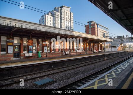 Slough, Berkshire, Großbritannien. 14.. Dezember 2022. Einige Bahnarbeiter streikten heute im Bahnhof Slough wegen der Bezahlung und der geplanten Schließung der Fahrkartenschalter. GWR-Züge und Elizabeth Line Züge verkehrten zwischen London und zurück, aber der Bahnhof war viel ruhiger als sonst, da viele Leute beschlossen, von zu Hause aus zu arbeiten. Die Angestellten standen vor dem Bahnhof in der eiskalten Kälte an einem anderen Tag unter Null Grad. Kredit: Maureen McLean/Alamy Live News Stockfoto