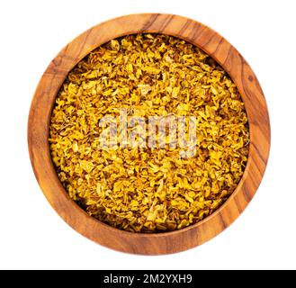 Osmanthus-Tee in einer Holzschüssel, isoliert auf weißem Hintergrund. Trockene Blüten von Osmanthus-Duftstoffen. Draufsicht Stockfoto