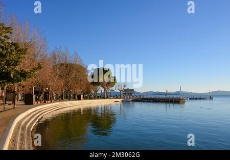 Trasimeno-See (Umbrien, Italien) - vom Ufer der Stadt Passignano sul Trasimeno, Zentralitalien in der Provinz Perugia Stockfoto