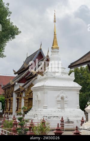 Blick auf wunderschöne weiße Stupa im antiken Lanna-Stil oder einen Cheedi mit goldenem Turm im historischen buddhistischen Wat Prasat-Tempel, Chiang Mai, Thailand Stockfoto