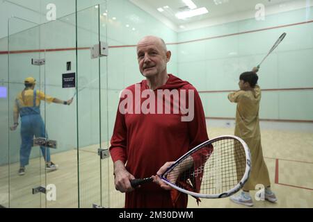 Steve Gollop, Vorsitzender des Wohltätigkeitskomitees der Squash-Sektion, beim 2022. Jährlichen Wing Ding Charity Tournament im HKFC Squash-Center. 19NOV22 SCMP/Xiaomei Chen Stockfoto