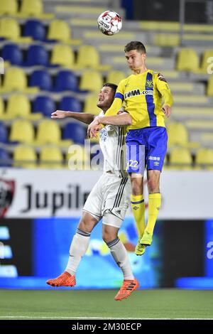 Thomas Henry von OHL und Wolke Janssens von STVV kämpfen um den Ball während eines Fußballspiels zwischen STVV und Oud-Heverlee Leuven (1B) am Mittwoch, den 25. September 2019 in Sint-Truiden, im 1./16.. Finale des belgischen Pokals „Croky Cup“. BELGA FOTO JOHAN EYCKENS Stockfoto