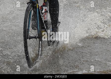 Das Abbildungsbild zeigt einen Radfahrer, der während des Herrenrenrennens bei der UCI Road World Championships in Harrogate, North Yorkshire, Großbritannien, am Sonntag, den 29. September 2019 durch das Wasser fährt. Die Welten finden vom 21. Bis 29. September statt. BELGA FOTO YORICK JANSENS Stockfoto