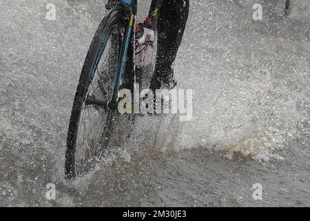 Das Abbildungsbild zeigt einen Radfahrer, der während des Herrenrenrenrenrennens bei der UCI Road World Championships in Harrogate, North Yorkshire, Großbritannien, am Sonntag, den 29. September 2019 durch viel Wasser fährt. Die Welten finden vom 21. Bis 29. September statt. BELGA FOTO YORICK JANSENS Stockfoto