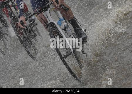 Das Abbildungsbild zeigt einen Radfahrer, der während des Herrenrenrennens bei der UCI Road World Championships in Harrogate, North Yorkshire, Großbritannien, am Sonntag, den 29. September 2019 durch das Wasser fährt. Die Welten finden vom 21. Bis 29. September statt. BELGA FOTO YORICK JANSENS Stockfoto