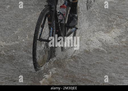 Das Abbildungsbild zeigt einen Radfahrer, der während des Herrenrenrennens bei der UCI Road World Championships in Harrogate, North Yorkshire, Großbritannien, am Sonntag, den 29. September 2019 durch das Wasser fährt. Die Welten finden vom 21. Bis 29. September statt. BELGA FOTO YORICK JANSENS Stockfoto