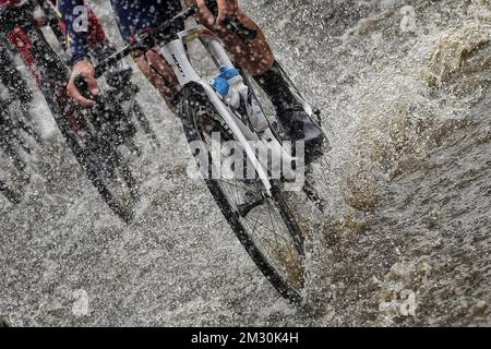 Das Abbildungsbild zeigt einen Radfahrer, der während des Herrenrenrennens bei der UCI Road World Championships in Harrogate, North Yorkshire, Großbritannien, am Sonntag, den 29. September 2019 durch das Wasser fährt. Die Welten finden vom 21. Bis 29. September statt. BELGA FOTO YORICK JANSENS Stockfoto