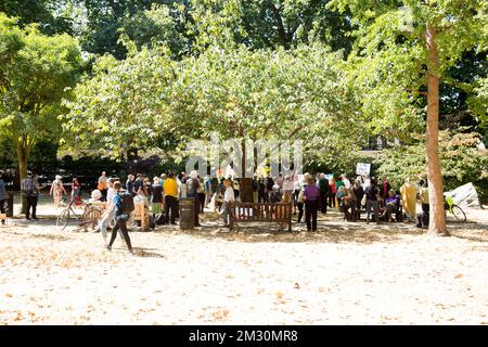 Die Menschen versammeln sich in der Nähe des Kirschbaums, der zum Gedenken an die Opfer von Hiroshima während einer Gedenkveranstaltung am Tavistock Square im Zentrum von London gepflanzt wurde. Stockfoto