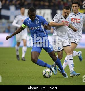 Genks Aly Mbwana Samatta und Neapels Mario Rui kämpfen um den Ball während des Spiels zwischen der belgischen Fußballmannschaft RC Genk und dem italienischen Verein SSC Napoli am Mittwoch, den 02. Oktober 2019 in Genk, am zweiten (von 6) Tag der Gruppenphase der UEFA Champions League. BELGA FOTO YORICK JANSENS Stockfoto