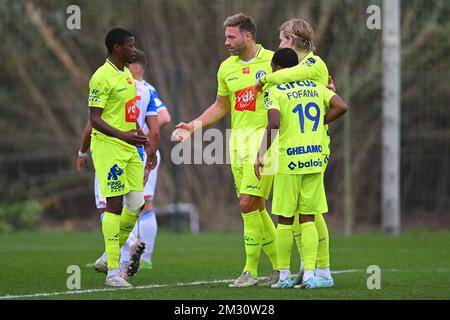 Gents Spieler feiern nach dem Sieg eines freundlichen Spiels im Wintertrainingslager der belgischen Fußballmannschaft KAA Gent mit dem niederländischen Team SC Heerenveen in Oliva, Spanien, Mittwoch, 14. Dezember 2022. BELGA FOTO LUC CLAESSEN Stockfoto