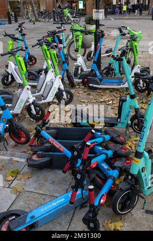 Eine große Anzahl von E-Scootern, die Teil des Mietprogramms für E-Scooter von Transport for London sind, versperrte den Bürgersteig. Clerkenwell Road, London, Großbritannien Stockfoto