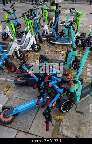 Eine große Anzahl von E-Scootern, die Teil des Mietprogramms für E-Scooter von Transport for London sind, versperrte den Bürgersteig. Clerkenwell Road, London, Großbritannien Stockfoto