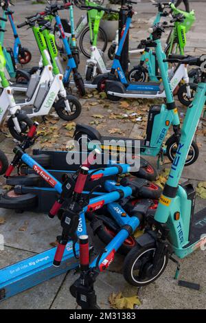 Eine große Anzahl von E-Scootern, die Teil des Mietprogramms für E-Scooter von Transport for London sind, versperrte den Bürgersteig. Clerkenwell Road, London, Großbritannien Stockfoto