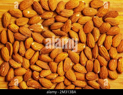 Muster Organische Mandelnuss roh geschält als Hintergrund, Draufsicht. Gesunder Snack oder für Vegetarier. Stockfoto