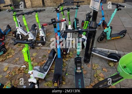 Eine große Anzahl von E-Scootern, die Teil des Mietprogramms für E-Scooter von Transport for London sind, versperrte den Bürgersteig. Clerkenwell Road, London, Großbritannien Stockfoto