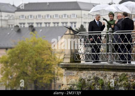Großherzog Henri von Luxemburg, Königin Mathilde von Belgien und König Philippe - Filip von Belgien, das bei einem Spaziergang vom Großherzoglichen Palast zur Corniche am ersten Tag eines dreitägigen Staatsbesuchs des belgischen Königspaares in Luxemburg am Dienstag, den 15. Oktober 2019, zu sehen ist; In Luxemburg. BELGA FOTO DIRK WAEM Stockfoto