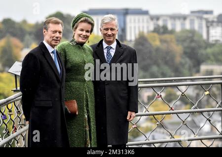 Großherzog Henri von Luxemburg, Königin Mathilde von Belgien und König Philippe - Filip von Belgien, das bei einem Spaziergang vom Großherzoglichen Palast zur Corniche am ersten Tag eines dreitägigen Staatsbesuchs des belgischen Königspaares in Luxemburg am Dienstag, den 15. Oktober 2019, zu sehen ist; In Luxemburg. BELGA FOTO DIRK WAEM Stockfoto