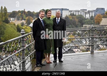 Großherzog Henri von Luxemburg, Königin Mathilde von Belgien und König Philippe - Filip von Belgien, das bei einem Spaziergang vom Großherzoglichen Palast zur Corniche am ersten Tag eines dreitägigen Staatsbesuchs des belgischen Königspaares in Luxemburg am Dienstag, den 15. Oktober 2019, zu sehen ist; In Luxemburg. BELGA FOTO DIRK WAEM Stockfoto