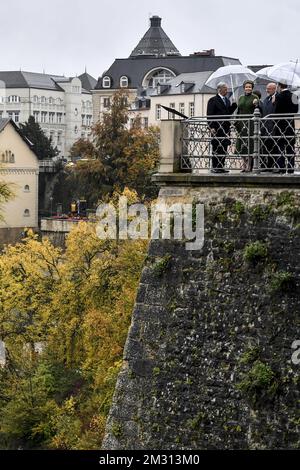 Großherzog Henri von Luxemburg, Königin Mathilde von Belgien und König Philippe - Filip von Belgien, das bei einem Spaziergang vom Großherzoglichen Palast zur Corniche am ersten Tag eines dreitägigen Staatsbesuchs des belgischen Königspaares in Luxemburg am Dienstag, den 15. Oktober 2019, zu sehen ist; In Luxemburg. BELGA FOTO DIRK WAEM Stockfoto