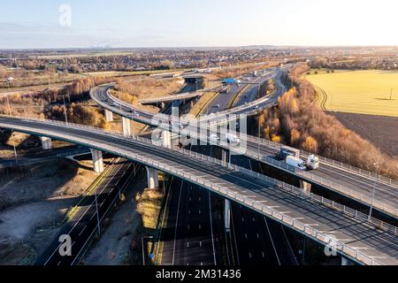FERRYBRIDGE, YORKSHIRE, GROSSBRITANNIEN - 14. DEZEMBER 2022. Luftaufnahme über einer komplexen Autobahnkreuzung mit Abzweigstraßen und Überbrückungen, die die M62 A verbinden Stockfoto